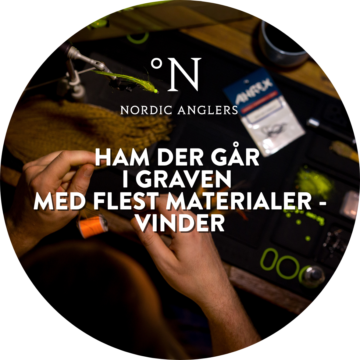 Ham der går i graven med flest materialer - Vinder - Sticker