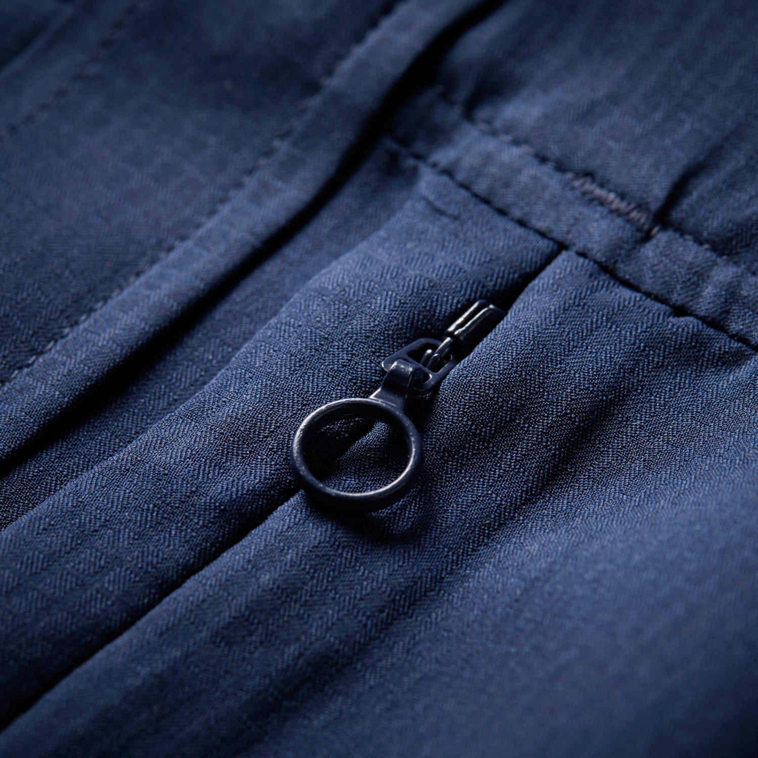 Ezmar-Light-Kortaermet-Blaa-Geoff-Anderson-Closeup-3.jpg