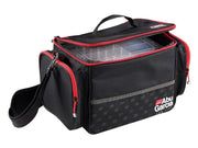 Abu Garcia Shoulder Bag in Schwarz und Rot mit offenem Hauptfach und sichtbarer Köderbox.