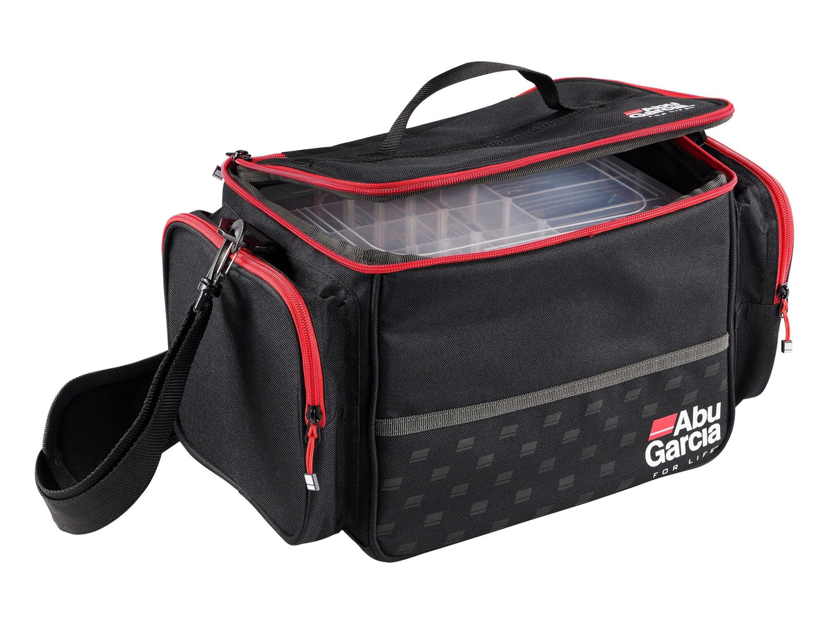 Abu Garcia Shoulder Bag in Schwarz und Rot mit offenem Hauptfach und sichtbarer Köderbox.