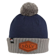 Abu Garcia Sölv Beany mit marineblauem Oberteil, hellem Umschlag, Bommel und Sölv-Logo vorne.