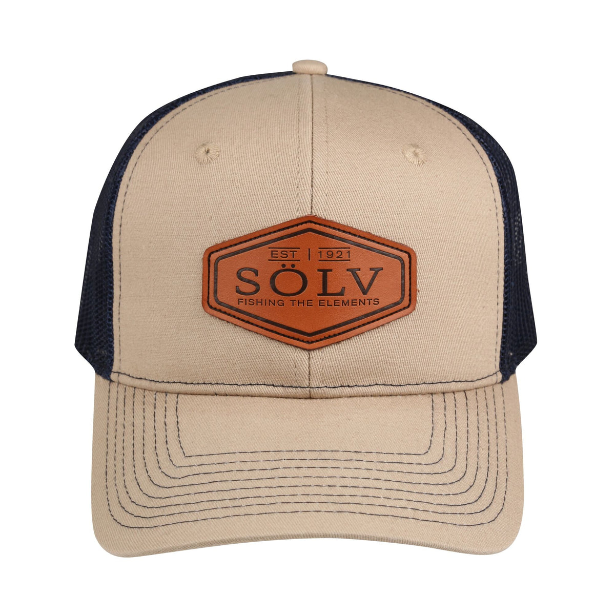 Abu Garcia Sölv Trucker Cap mit beiger Vorderseite und Schirm, marineblauem Netz und Lederpatch mit Sölv-Logo.